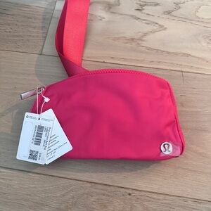 lululemon Everywhere Belt Bag - LIP GLOSS